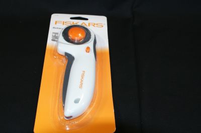 FISKARS 45mm ROTARY CUTTER TRIGGER ACTION